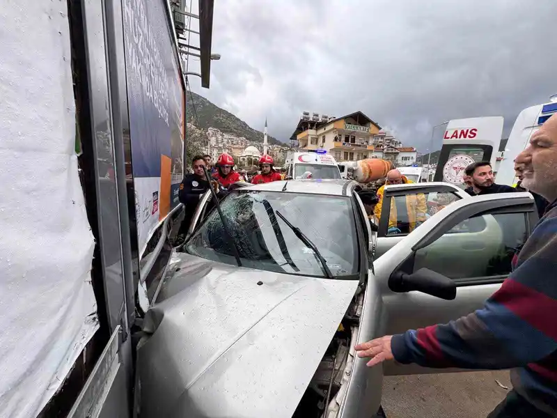 Fethiye'de Duvara Çarpan Otomobilde 1 Ölü, 2 Yaralı