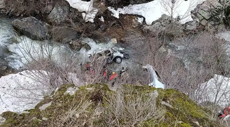 Güroymak'ta uçuruma yuvarlanan otomobilde 3 kişi öldü, 5'i ağır yaralandı