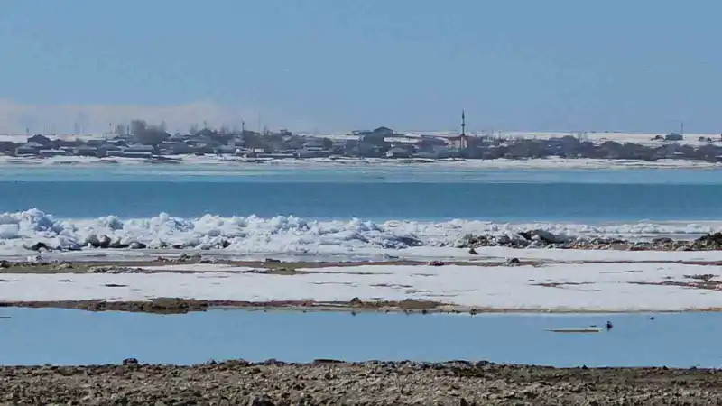 Arin Gölü'nde buz dalgaları: Sahilde metrelerce buz yığını