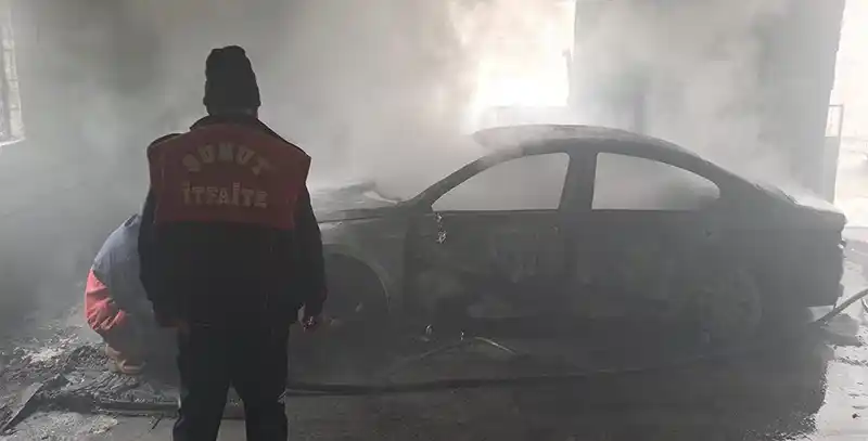 Şuhut'ta park halindeki otomobil yandı, panik yaşandı