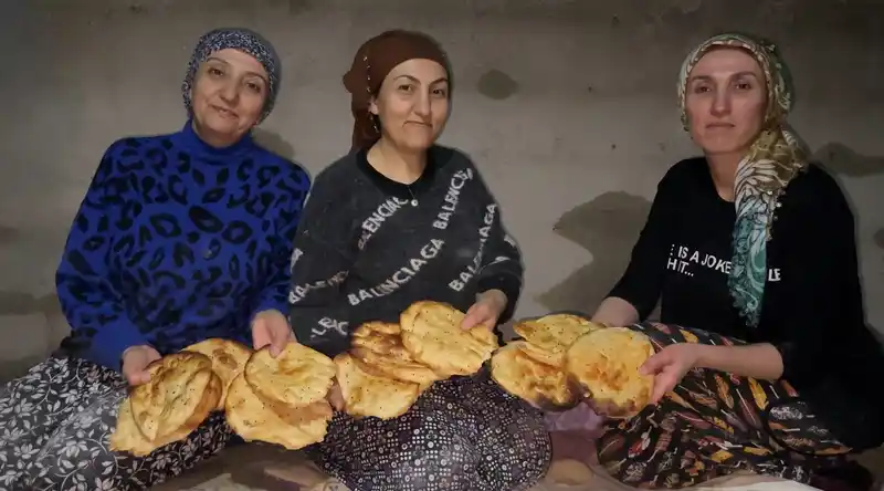 Yüksekova'da 3 kız kardeşin tandır başındaki Ramazan mesaisi