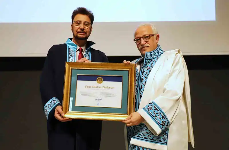 NEÜ, Britanyalı Siyasetçi Afzal Khan'a Fahri Doktora Verdi