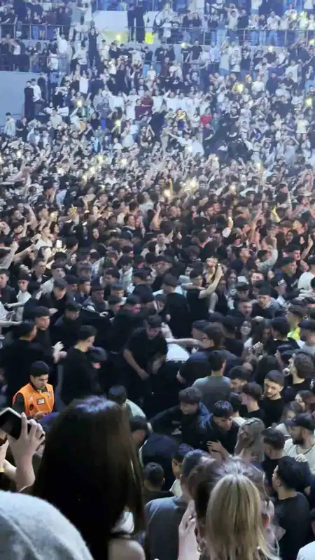 Konserde tekme tokat darp edildi, seyirci müziğe devam etti