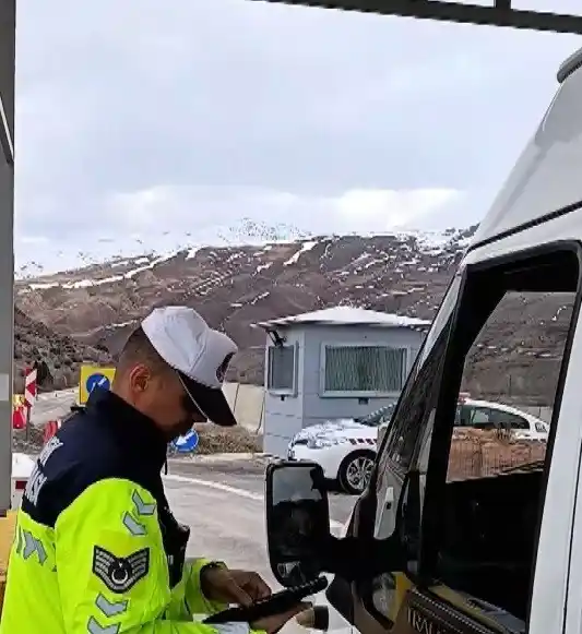 Erzincan'da sivil jandarma toplu taşıma araçlarında denetim yaptı