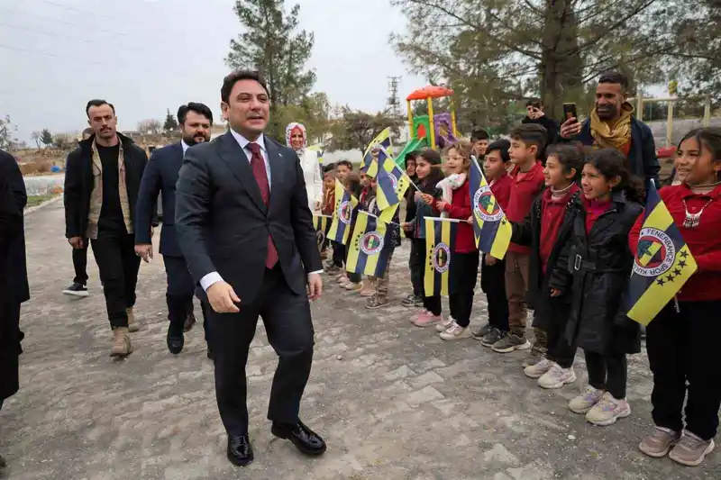 Fenerbahçeliler Derneği okulu yeniledi, öğrenciler kaymakamı bayraklarla karşıladı