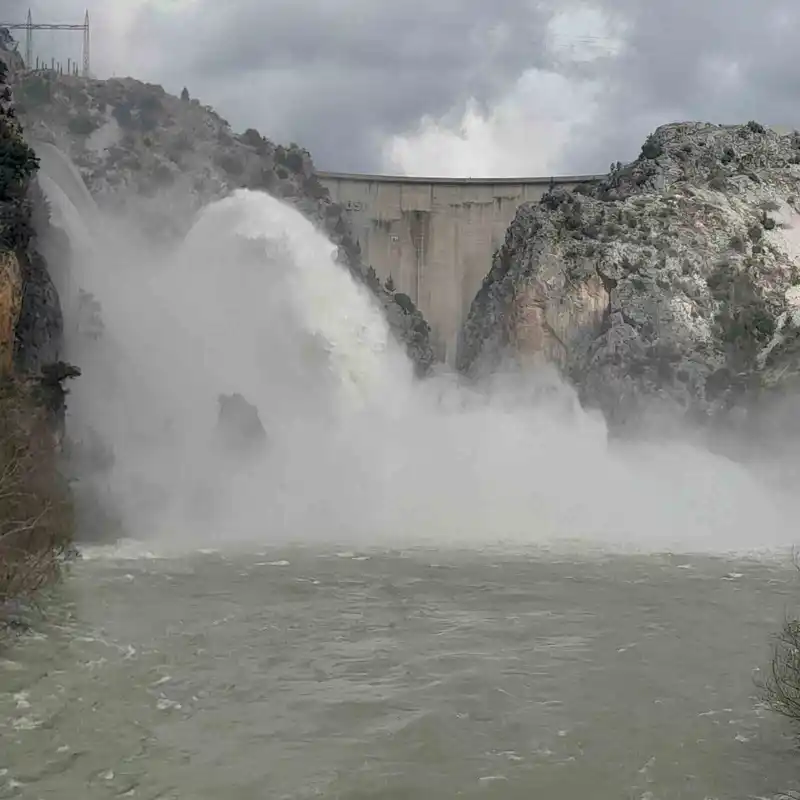 Manavgat'ta Oymapınar Barajı'ndan kontrollü su tahliyesi başladı
