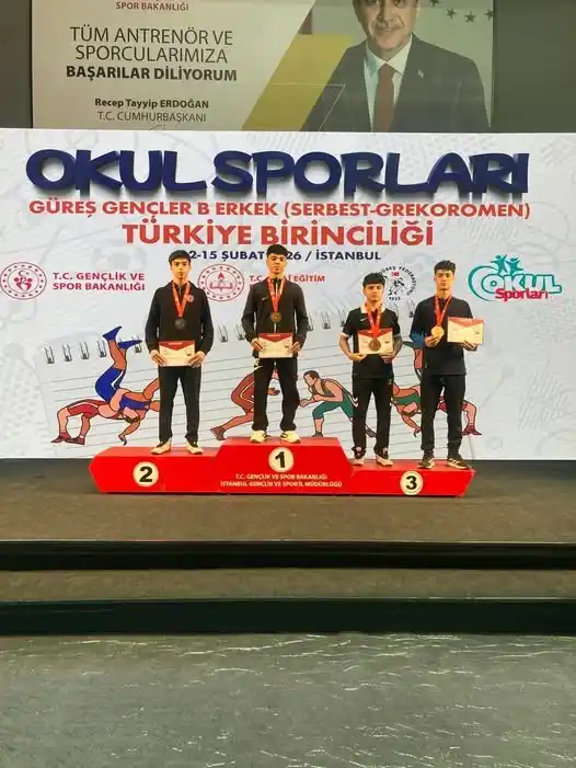 Kayserili Güreşçiler İstanbul'da Çifte Madalya Kazandı