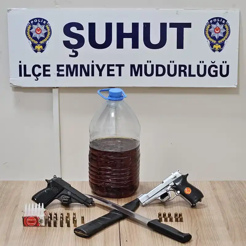 Şuhut'ta iş yerinde ruhsatsız silah ve bıçak ele geçirildi