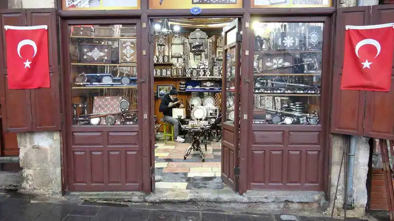 Sedef kakma ustası Metin Gül, 44 yıllık padişah mesleğini yaşatmaya çalışıyor