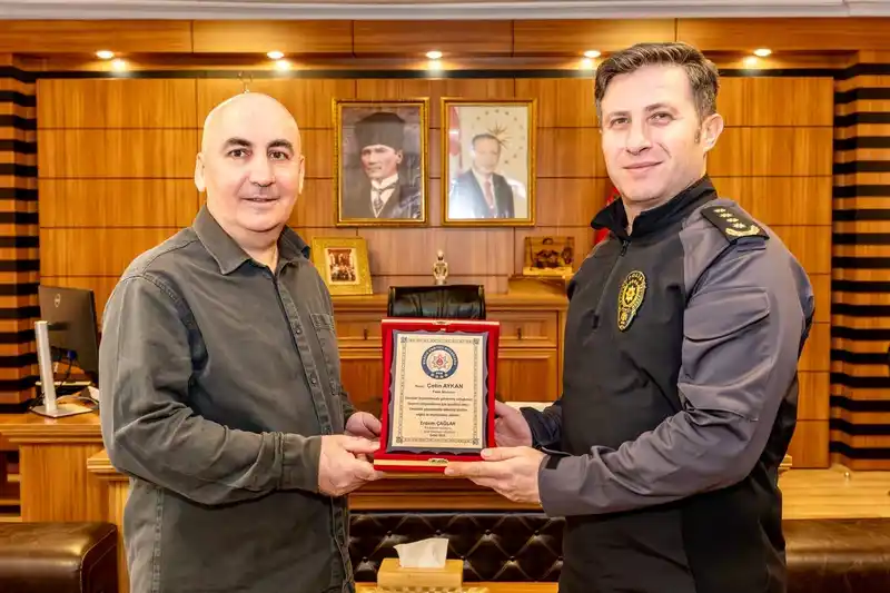 Bilecik Emniyet Müdürü Çağlar, emekli polis Aykan'a plaket verdi