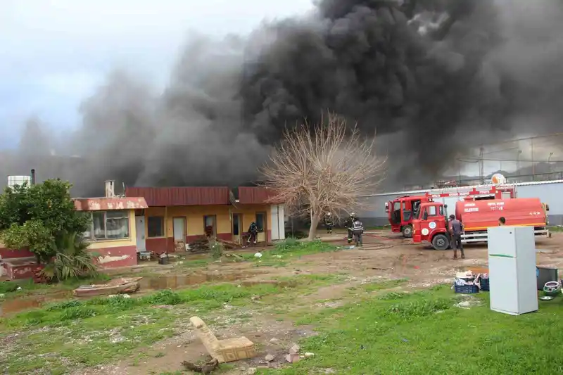 Antalya Kumluca'da ekmek fırını yangını: Ev tahliye edildi