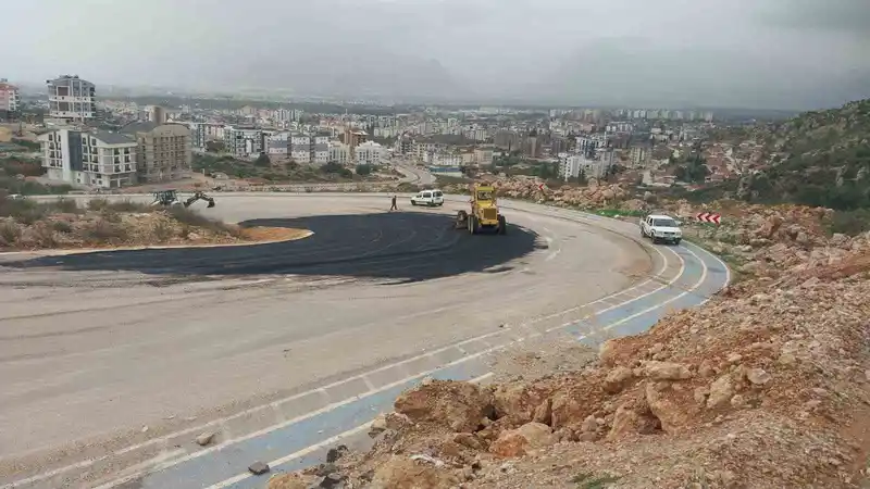 Kepez'de yağmur aşındırması: Göçerler Mahallesi'nde 45 ton asfaltla yol yenilendi