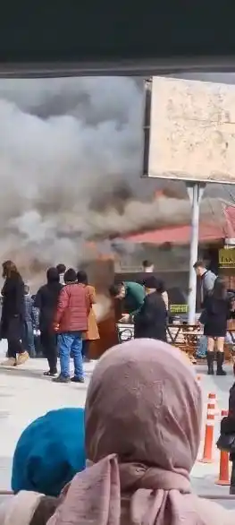 Artvin'de taksi durağı yangını panik yarattı