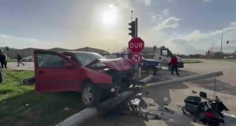 Amasya'da araç çarpışması: 2 yaralı, sinyalizasyon direği devrildi