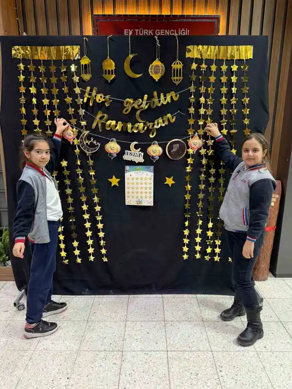 Eskişehir'de öğrenciler okulu Ramazan için süsledi