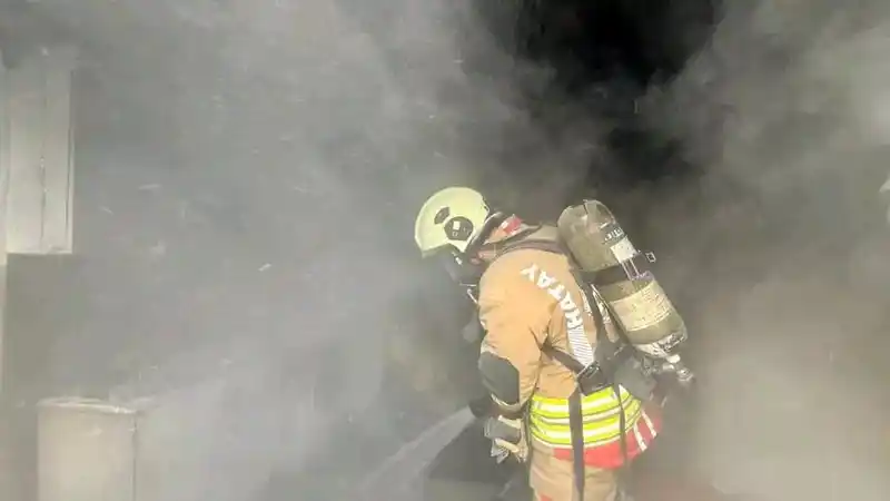 Hatay Defne'de konteyner yangını söndürüldü