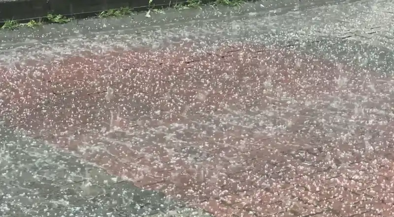 Kağıthane'ye dolu yağdı, vatandaşlar hazırlıksız yakalandı