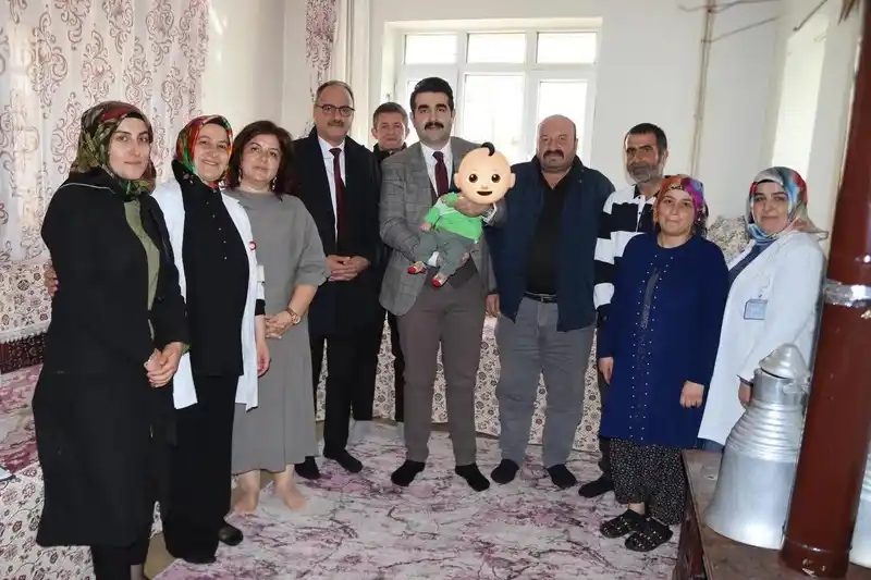 Tomarza Kaymakamı Selim Eser, yeni doğan bebek ailelerini evlerinde ziyaret etti