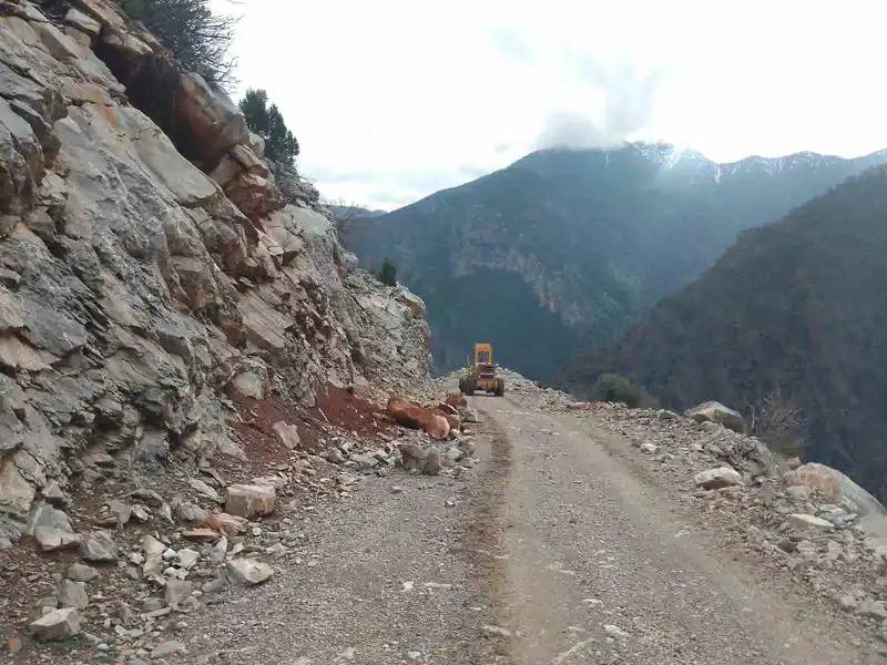 Yahyalı'da sel ve heyelan sonucu kapanan yollar açıldı