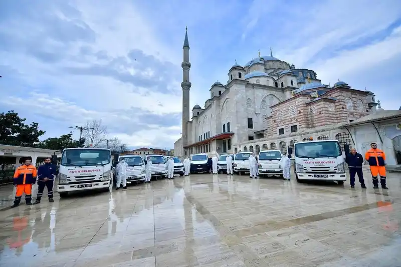 Fatih'te 370 Cami Ramazan İçin Gül Suyuyla Yıkandı