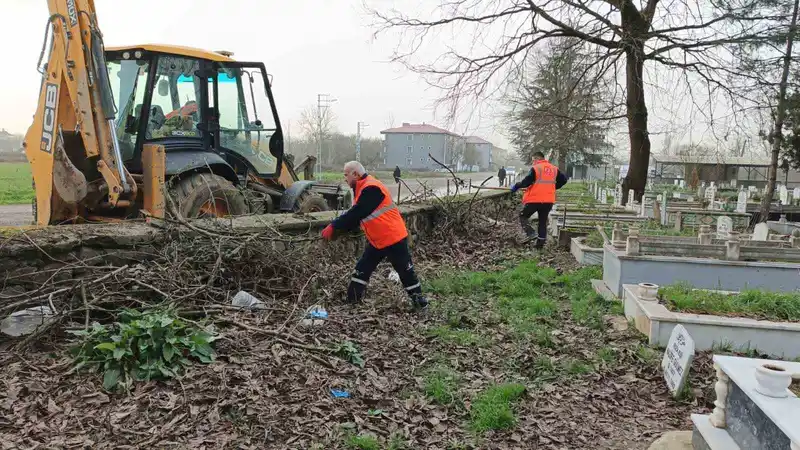 Düzce'de mezarlıklar Ramazan Bayramı'na kadar temizlenecek