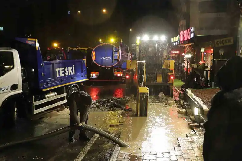 Çorlu'da kanalizasyon hattı çöktü, ekipler gece boyu çalıştı