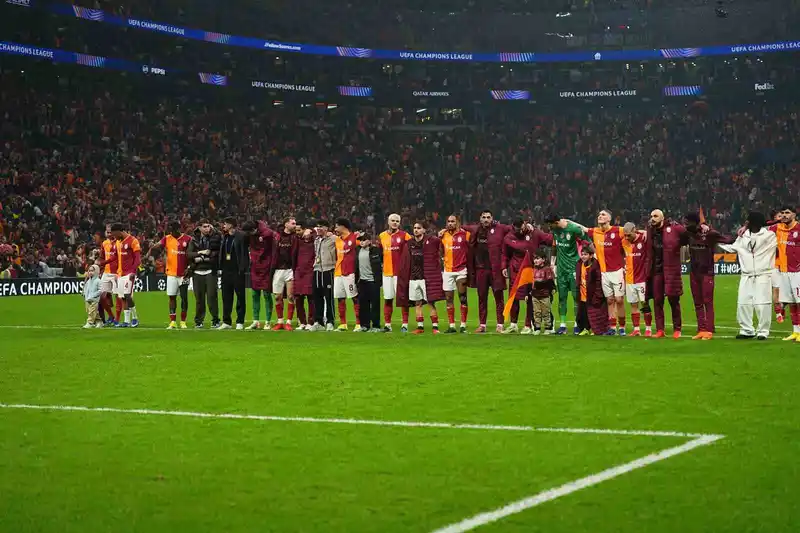 Galatasaray, Juventus'u 5-2 yendi, futbolcular tribünle kutladı