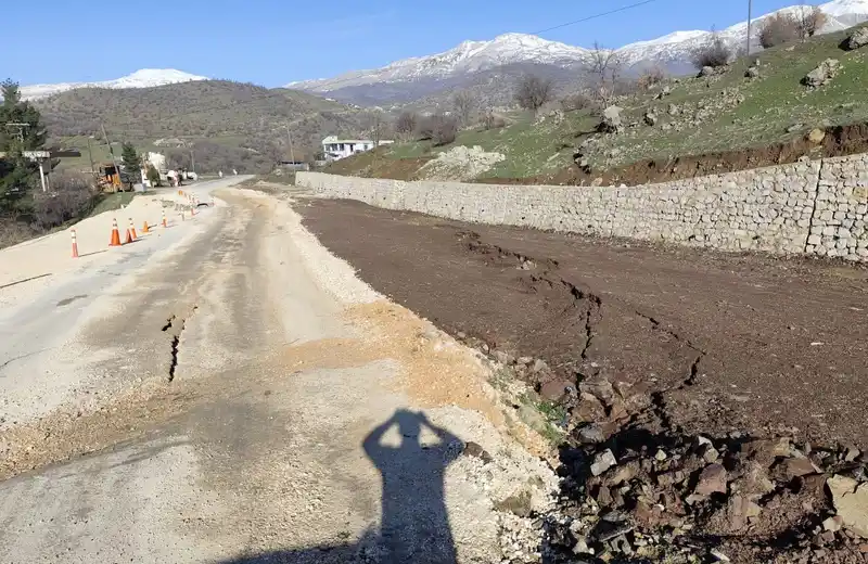 Gerger-Kahta yolunda heyelan: Ulaşım tek şeride düştü