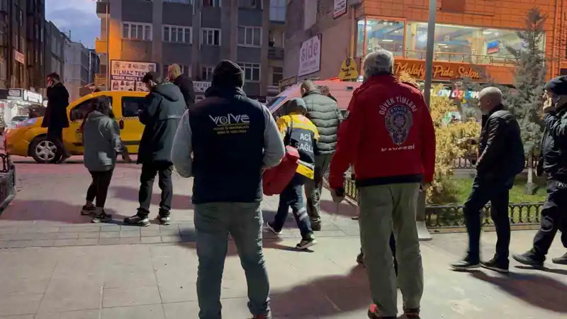 Taksi durağında bıçaklı kavga: 1 şoför yaralandı