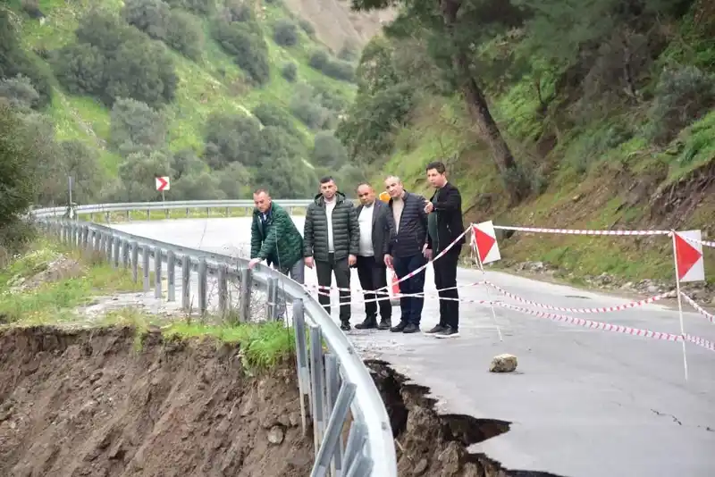 Aşırı yağış yol çökmesine neden oldu, ekipler alarma geçti