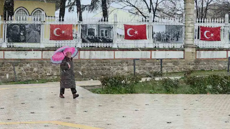 Edirne'de kar yağışı yeniden başladı, çiftçiler memnun
