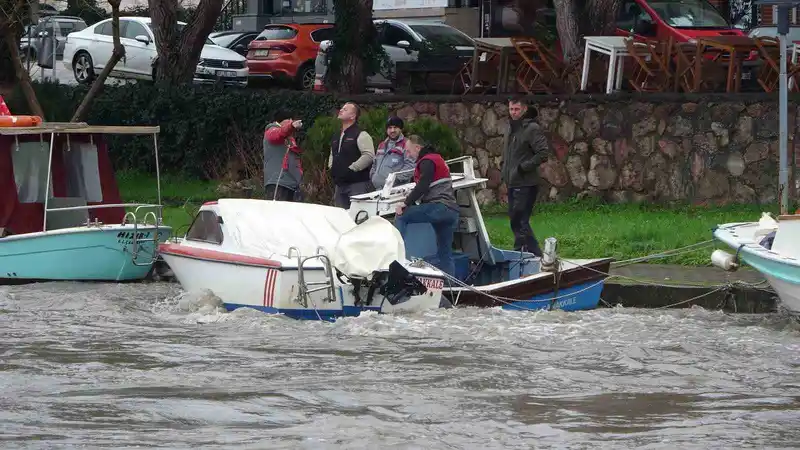 Çanakkale'de Sarıçay taştı, balıkçılar teknelerini kurtarmak için nöbette