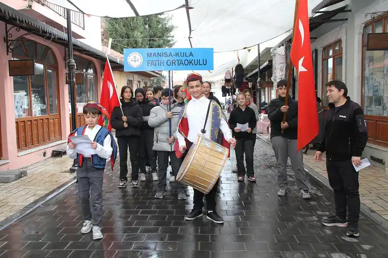 Kula'da minik davulcular Ramazan geleneğini yaşattı