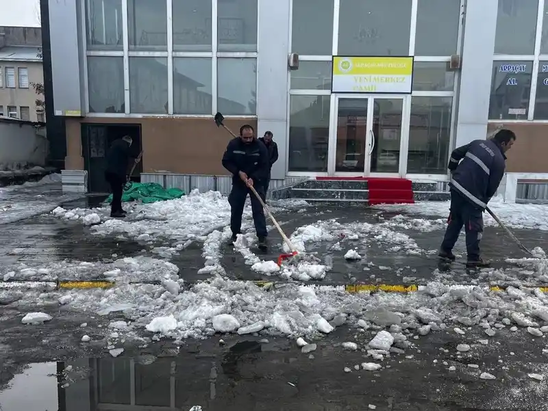 Arpaçay'da Ramazan öncesi cami ve cadde temizliği