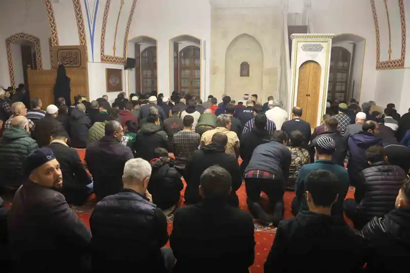 Habibi Neccar Camii'nde depremden sonra ilk teravih kılındı