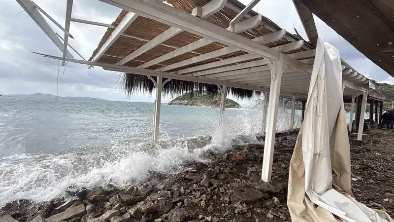 Bodrum'da fırtına: Sahil işletmeleri ağır hasar aldı