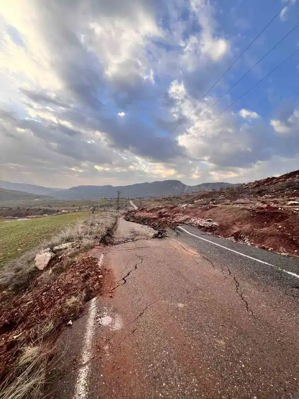 Kasrik'te heyelan: Köy yolu çöktü, ulaşım durdu