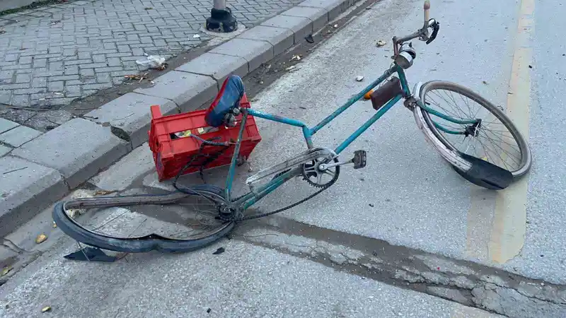 Eskişehir'de motosiklet bisikletliye çarptı: 2 yaralı