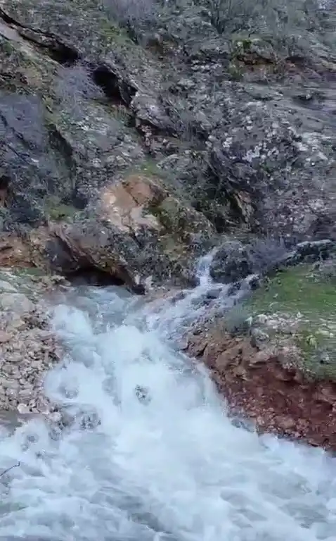 Adıyaman'da kayalıklardan su fışkırdı