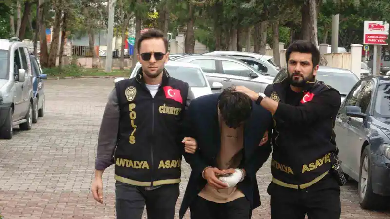 Antalya'da internette tanıştığı genci bıçaklayarak öldüren şüpheli adliyeye sevk edildi