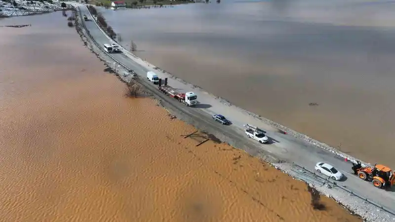 Fethiye-Antalya yolunda su baskını: Ulaşım kontrollü sağlanıyor