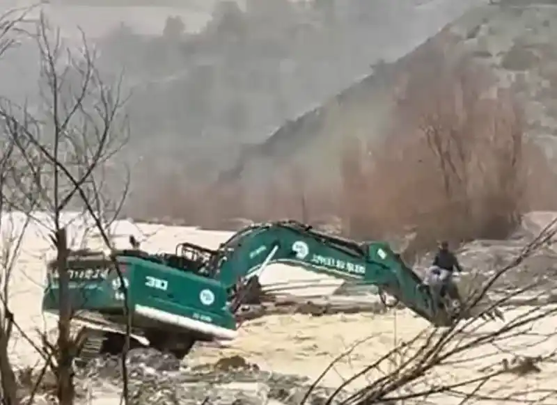 Zeytin Çayı taştı, mahsur kalan vatandaş iş makinesiyle kurtarıldı