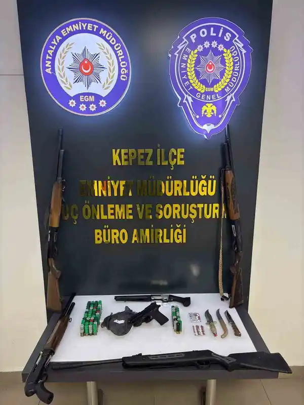 Antalya'da Şafak Operasyonu: 5 Gözaltı, Silah ve Uyuşturucu Ele Geçirildi