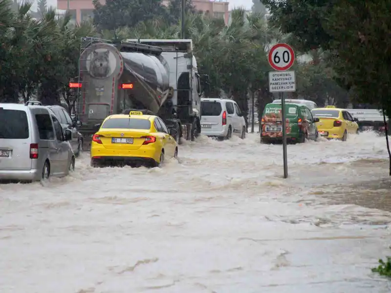 Adana'da sağanak yolları göle çevirdi