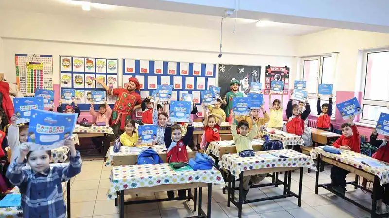 Sultangazi'de öğrencilere çat kapı tiyatro sürprizi