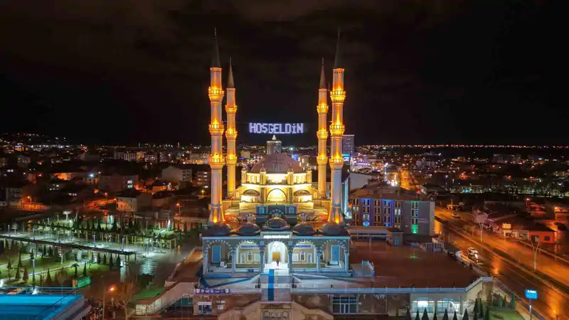 Çorum'da Ramazan'ın ilk teravihi Akşemseddin Camii'nde kılındı