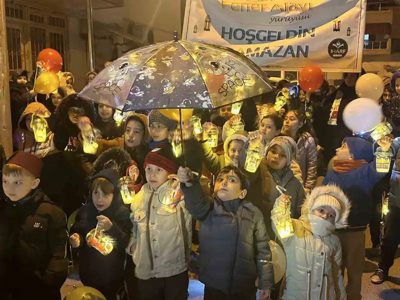 Erenler'de çocuklar fenerli yürüyüşle ilk teravih heyecanını yaşadı