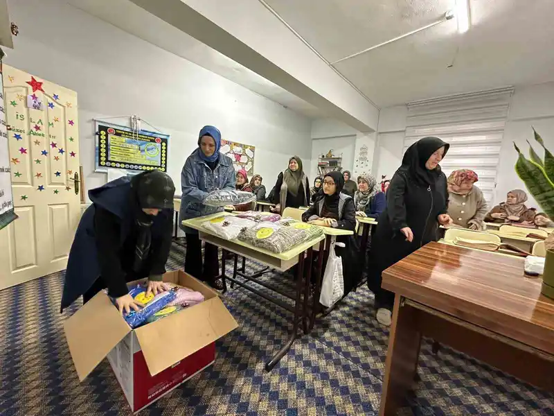 Alaplılı kursiyerler depremzede çocuklar için atkı bere ördü