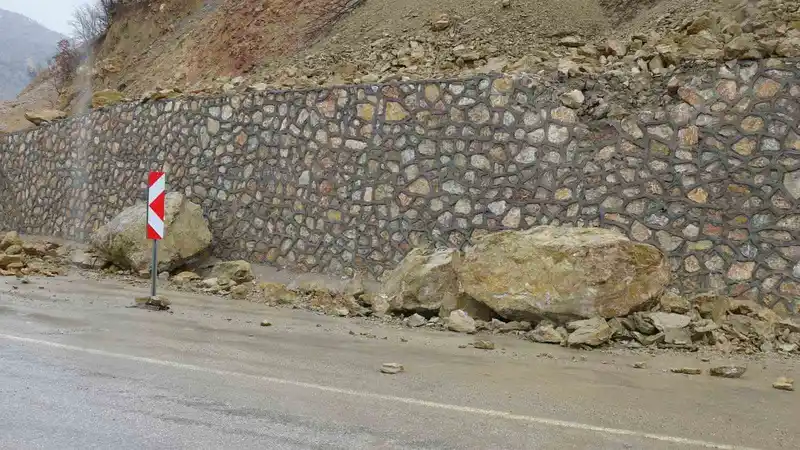 Malatya Arapgir'de toprak kayması: Dev kayalar yola düştü