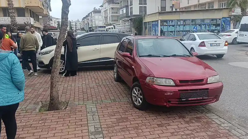 Manavgat'ta otomobil ile motosiklet çarpıştı: 1 yaralı